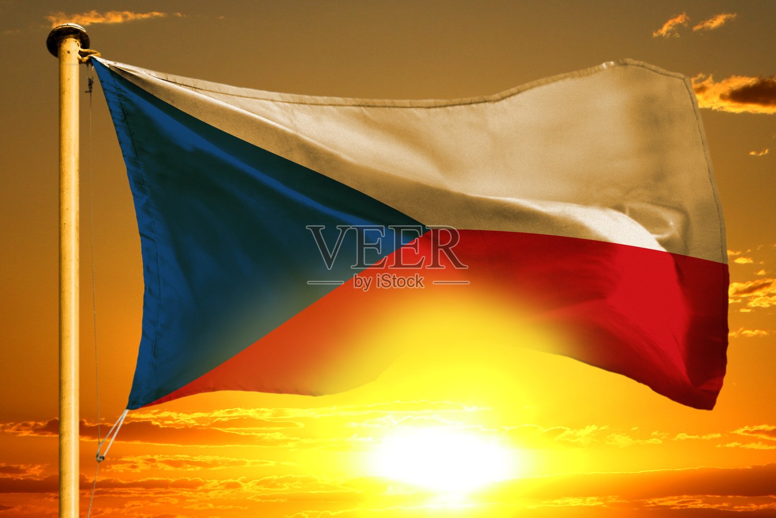 捷克国旗编织在美丽的橙色日落与云彩的背景照片摄影图片