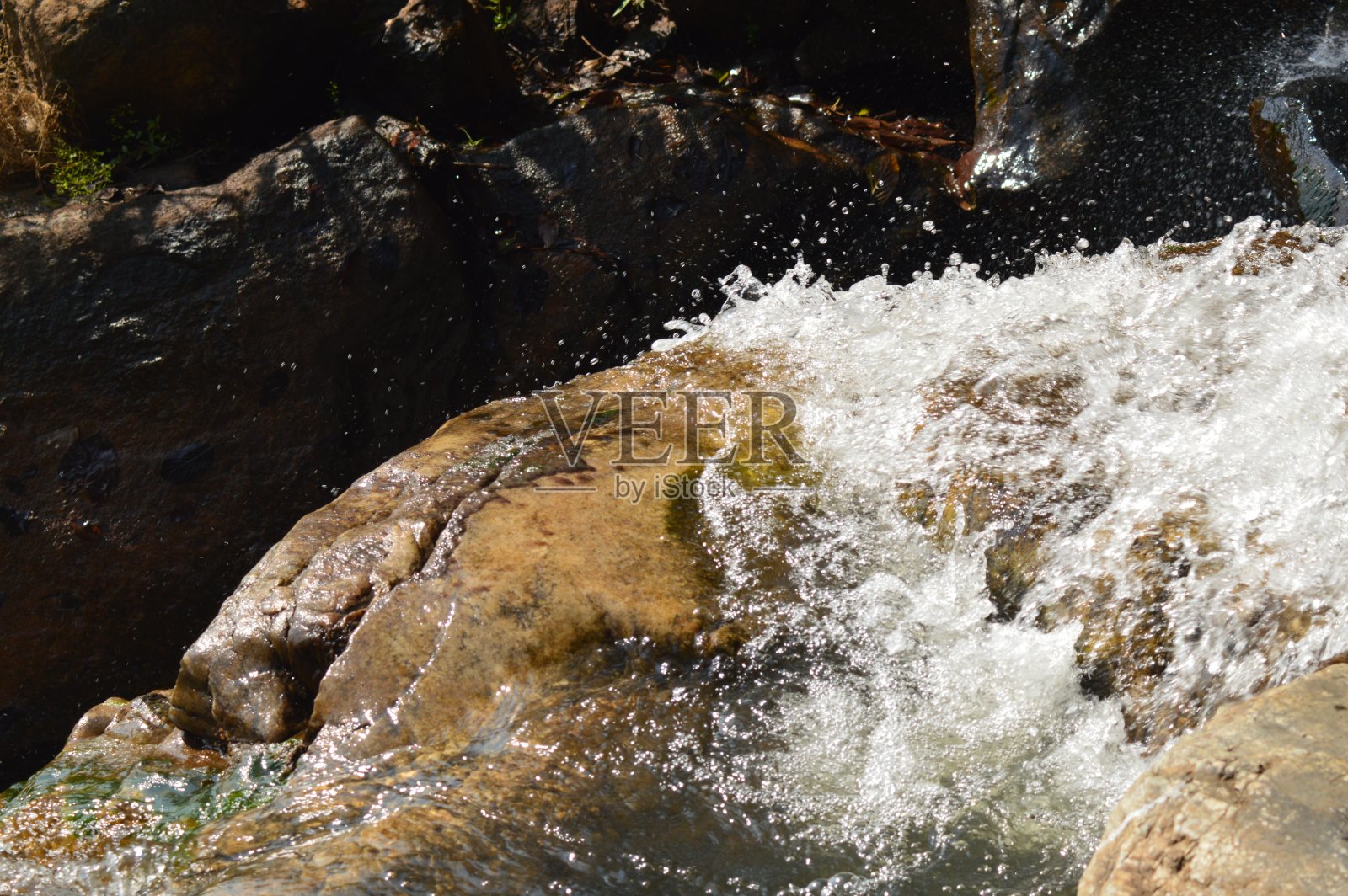 水和岩石的碰撞照片摄影图片