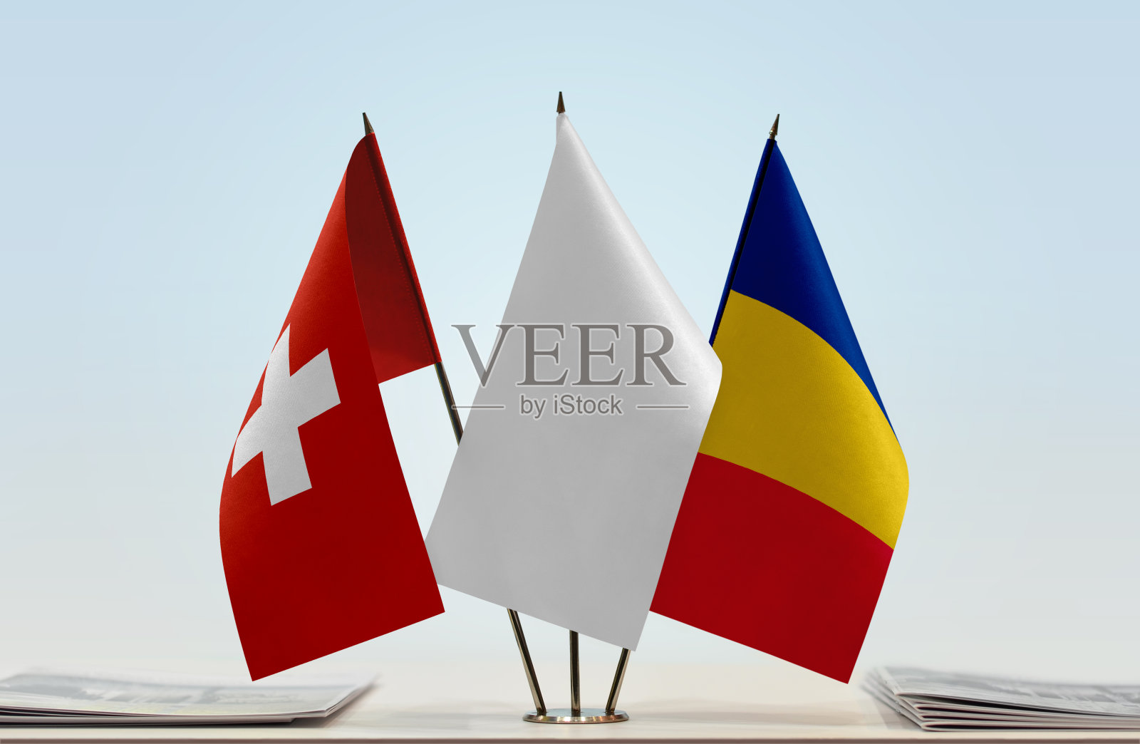 瑞士和罗马尼亚的国旗照片摄影图片