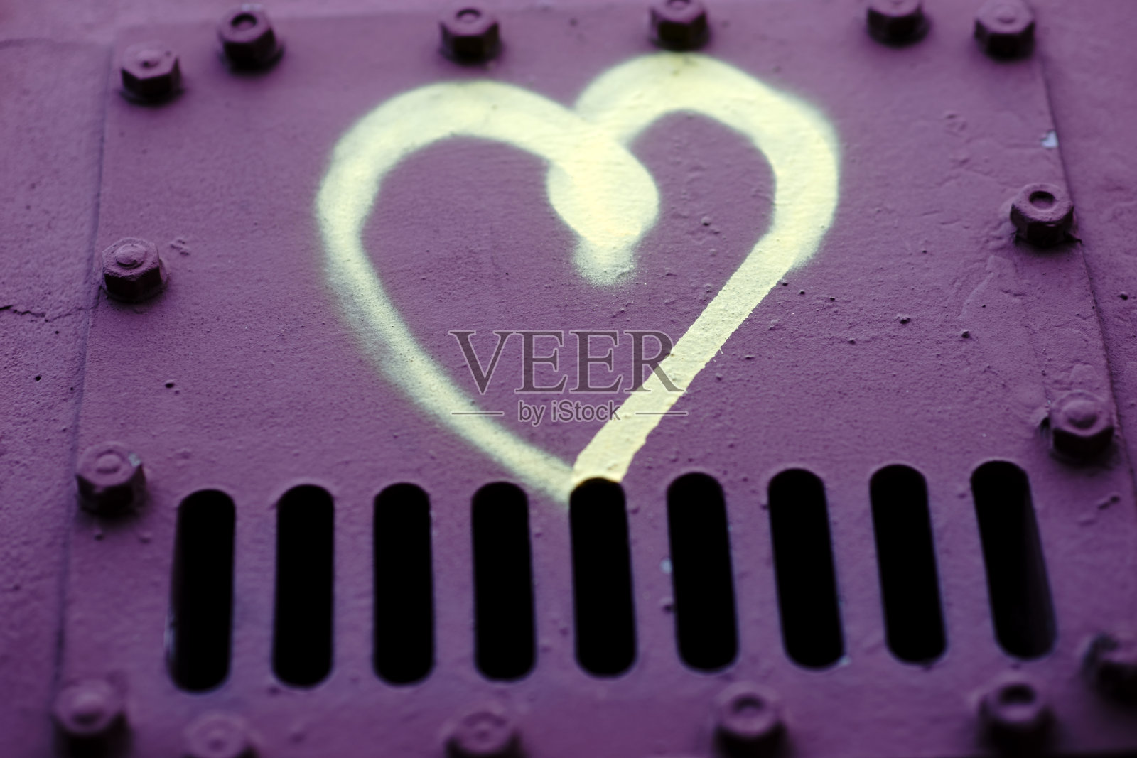 铆钉钢上的心照片摄影图片