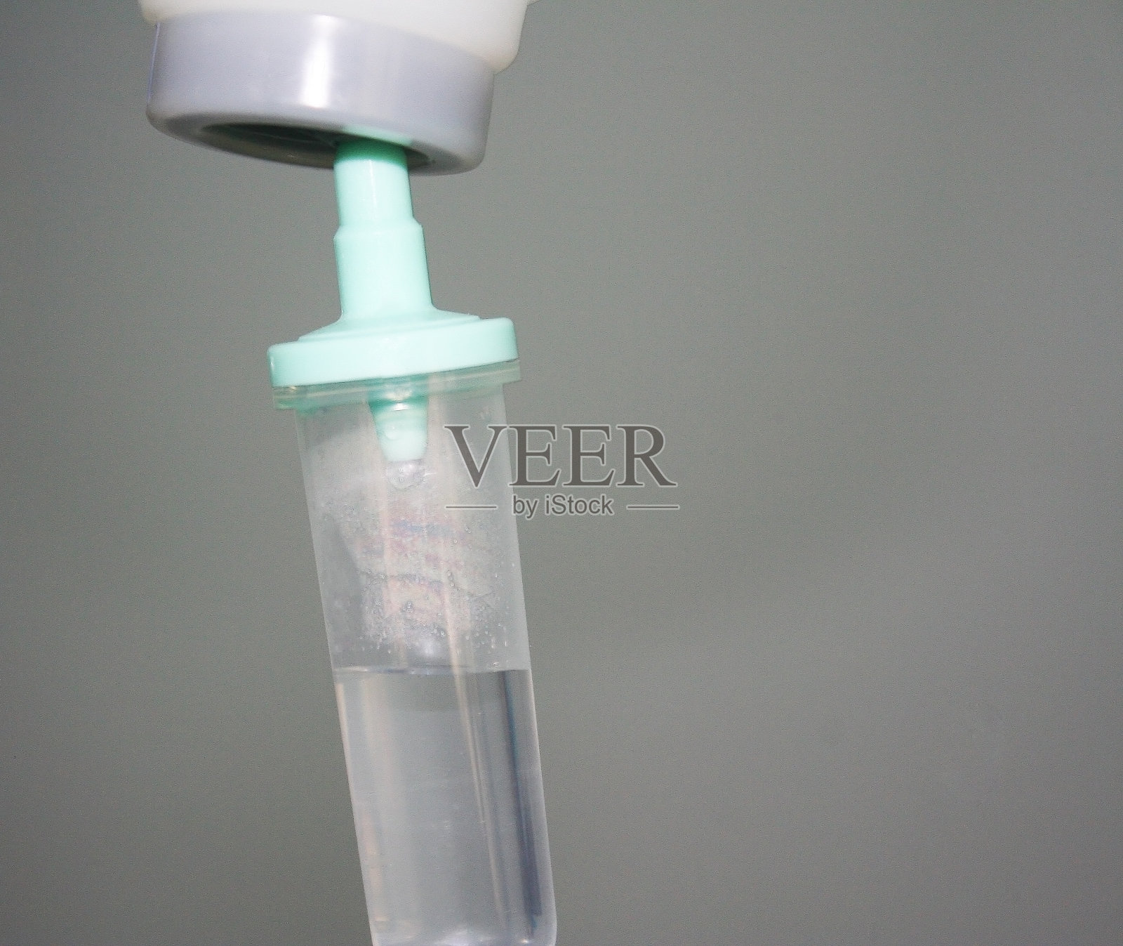 装有盐水滴注的管子和软管照片摄影图片