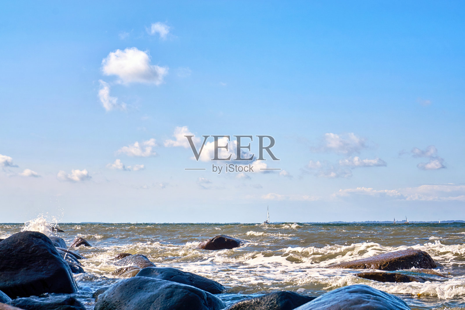 光和影在波罗的海的石头上。照片摄影图片