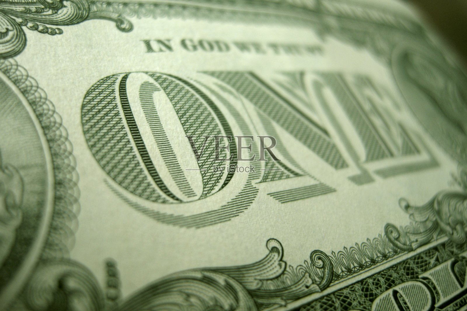 ONE的O是这张美元钞票背面的特写的焦点。照片摄影图片