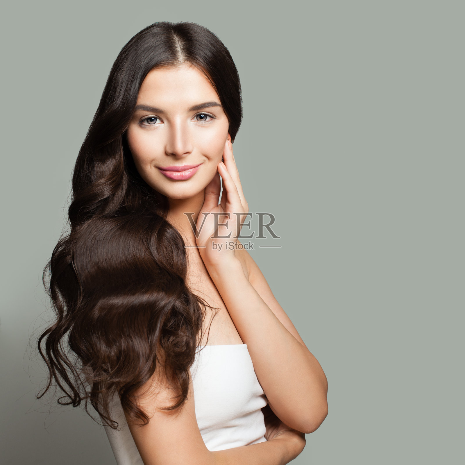 年轻的黑发女人微笑着。自然美景的肖像照片摄影图片