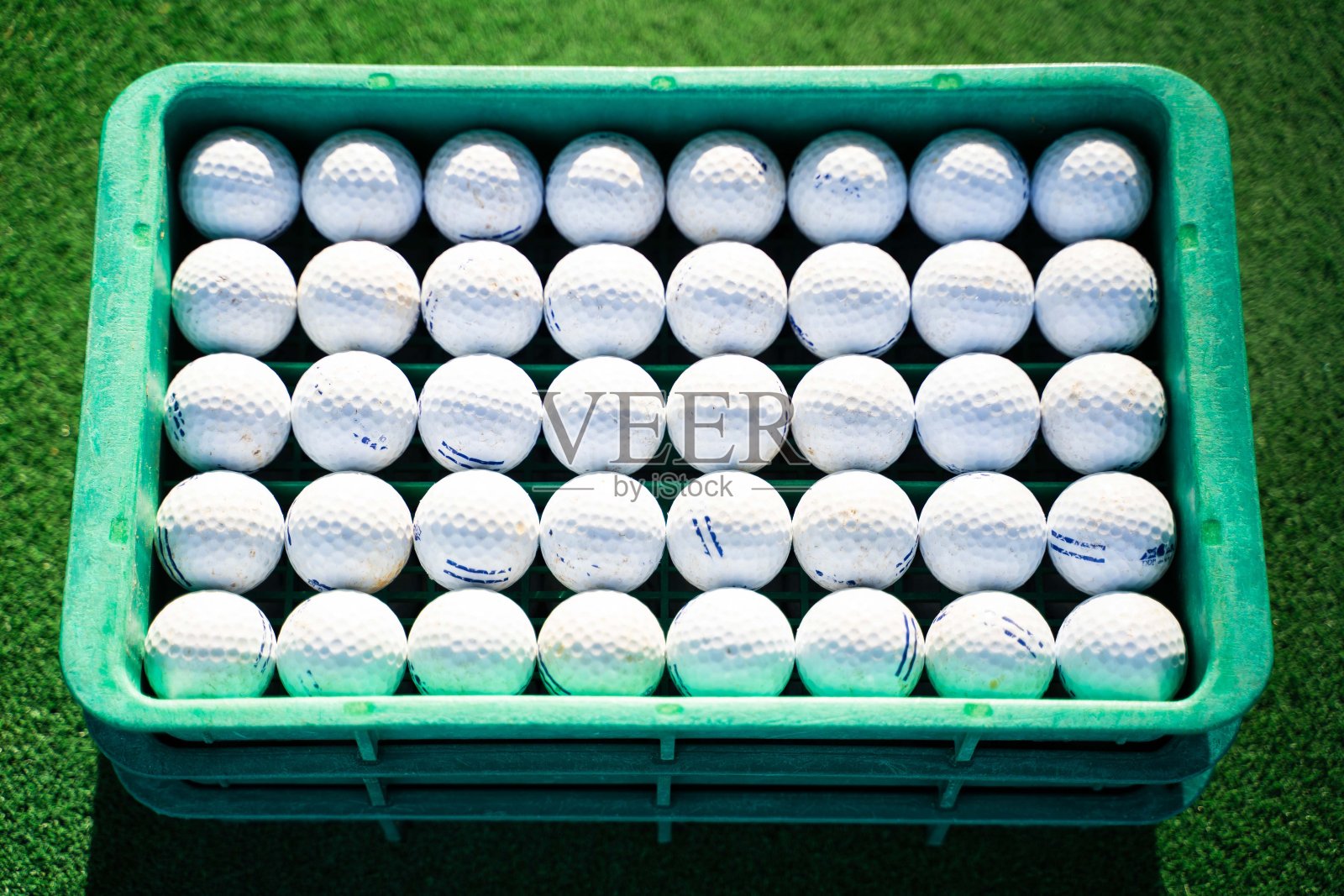 在练习场上重复使用高尔夫球照片摄影图片