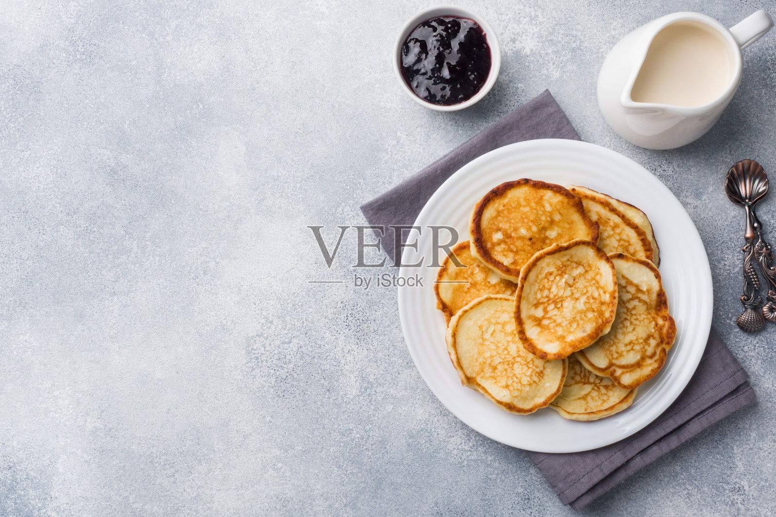 白软干酪煎饼配果酱和茶。健康的早餐概念。照片摄影图片