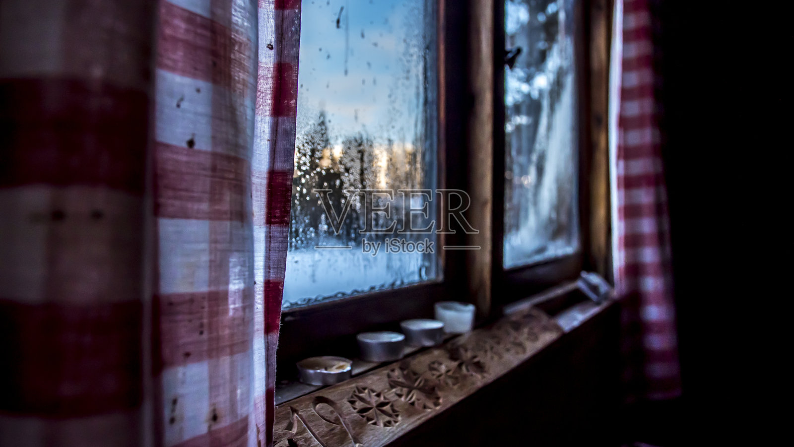 冬季小屋窗户照片摄影图片