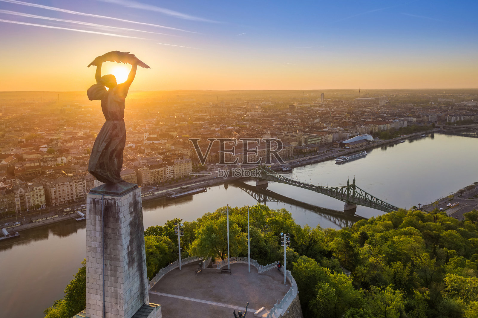 匈牙利布达佩斯——从空中俯瞰美丽的匈牙利自由女神像、自由桥和布达佩斯日出时的天际线照片摄影图片