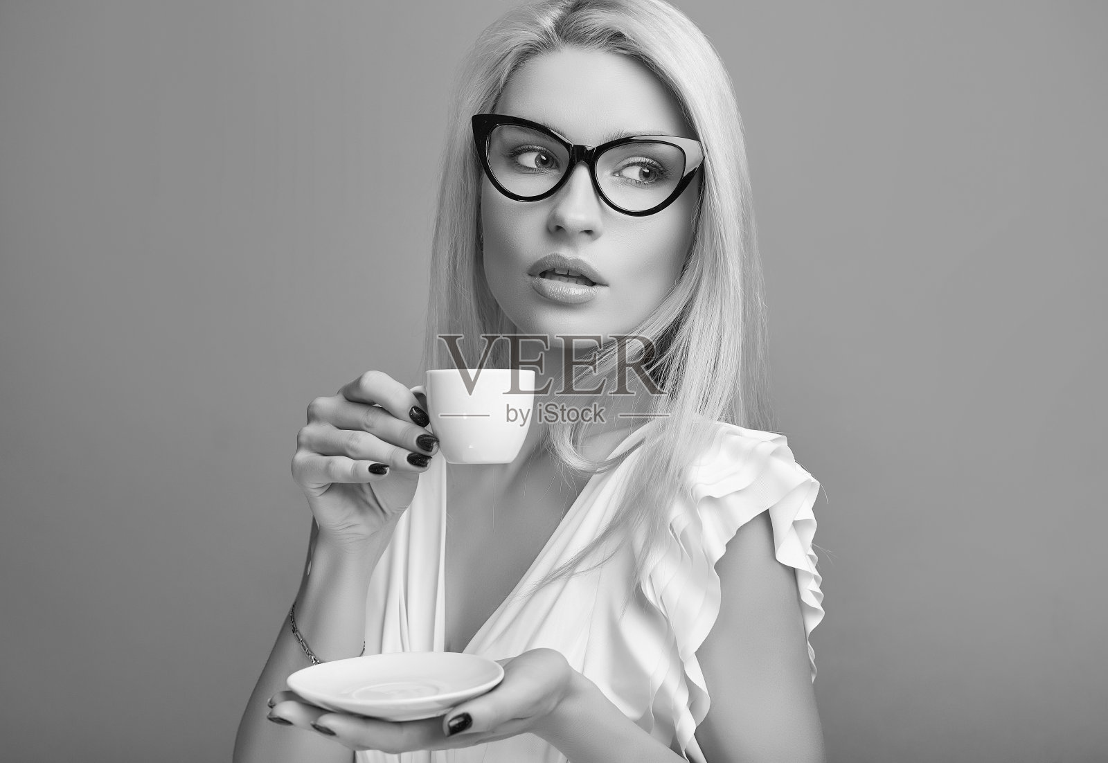 美丽性感的金发女人穿着白色的裙子和一杯咖啡照片摄影图片