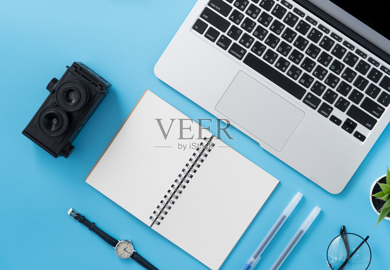 程式化的家庭办公桌的概念与时尚的配件，最小的室内，工作空间设计，近距离，平铺，复制空间，俯视图，模型照片摄影图片