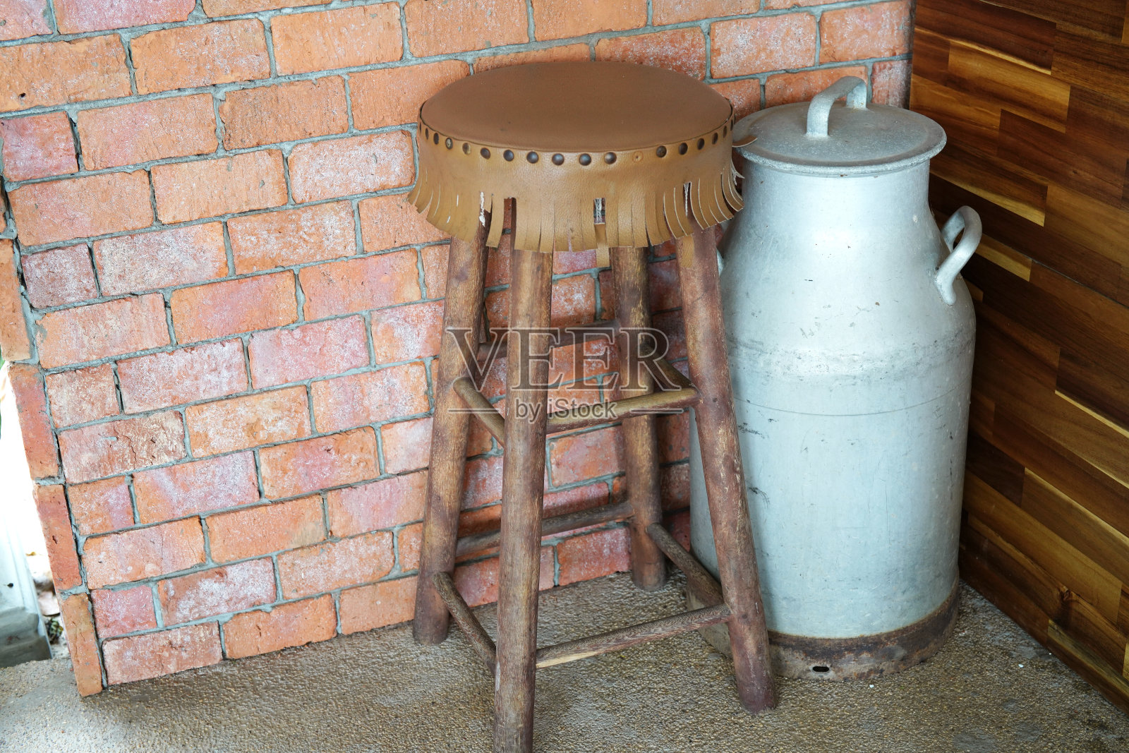 椅子和牛奶罐装饰家照片摄影图片