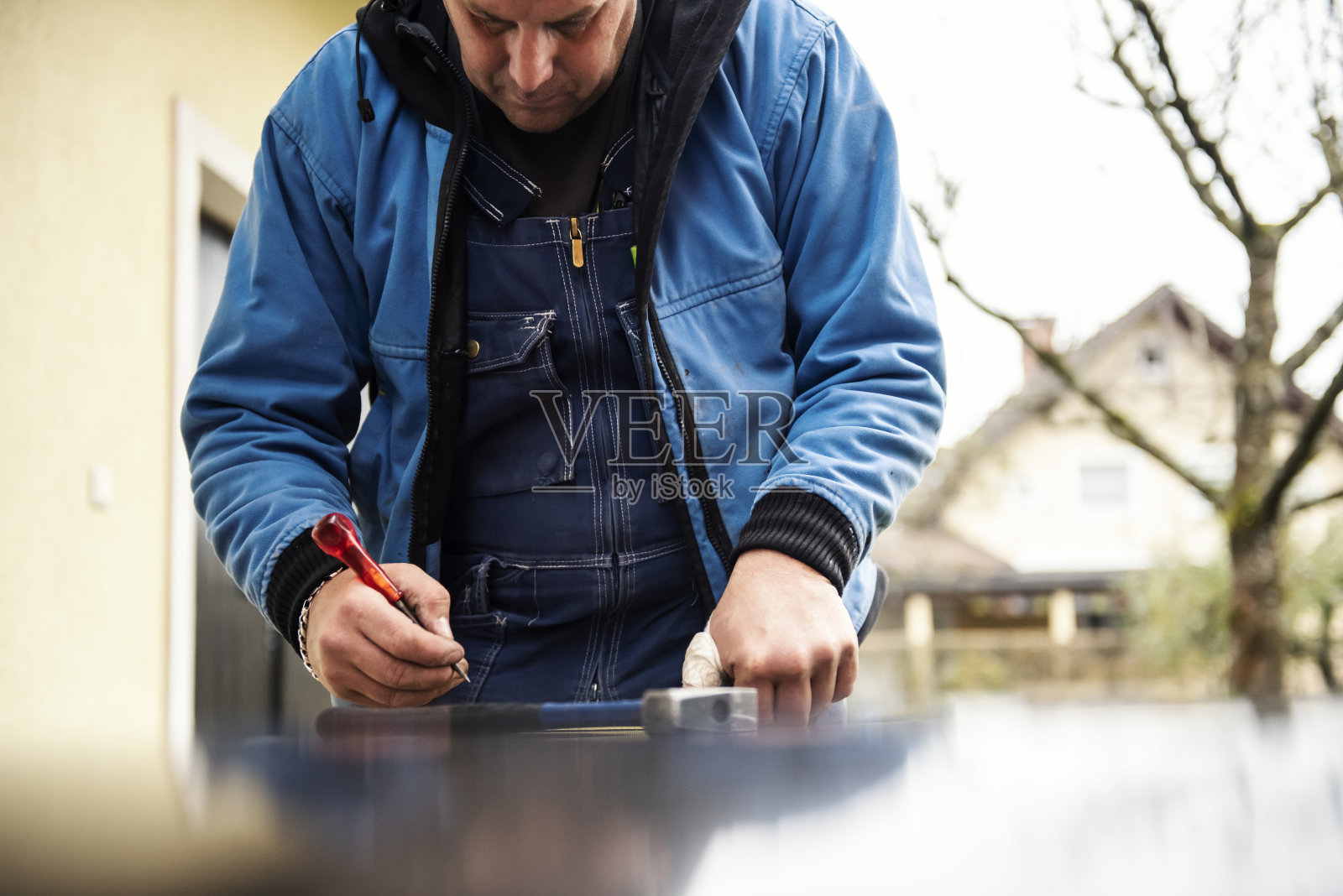 金属工人用卷尺测量照片摄影图片