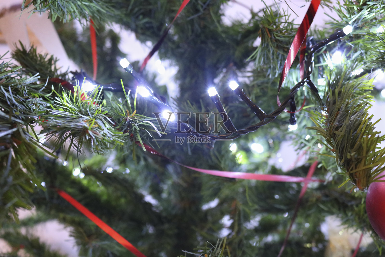 圣诞树上有灯光和圣诞装饰照片摄影图片