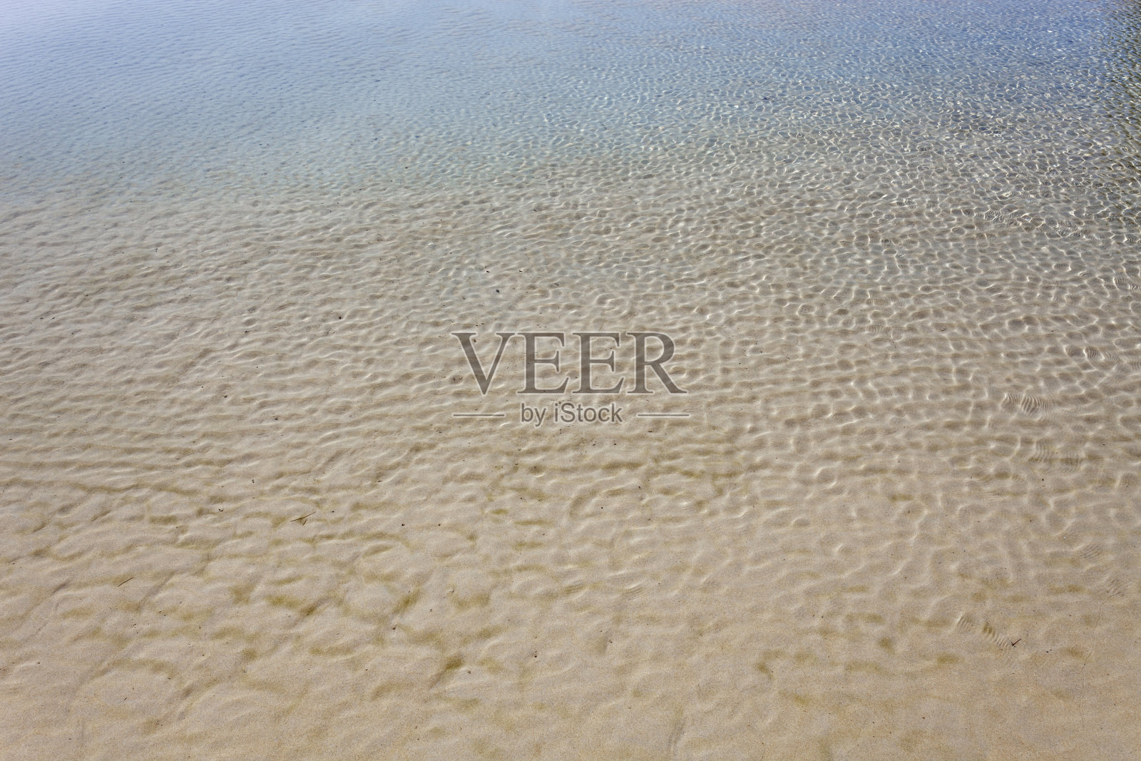 清澈的海水表面形象为自然背景和设计照片摄影图片