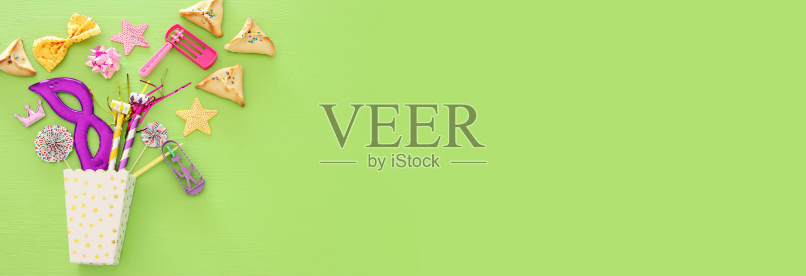 普林节庆祝概念(犹太狂欢节节日)在绿色的木制背景。前视图。横幅。照片摄影图片