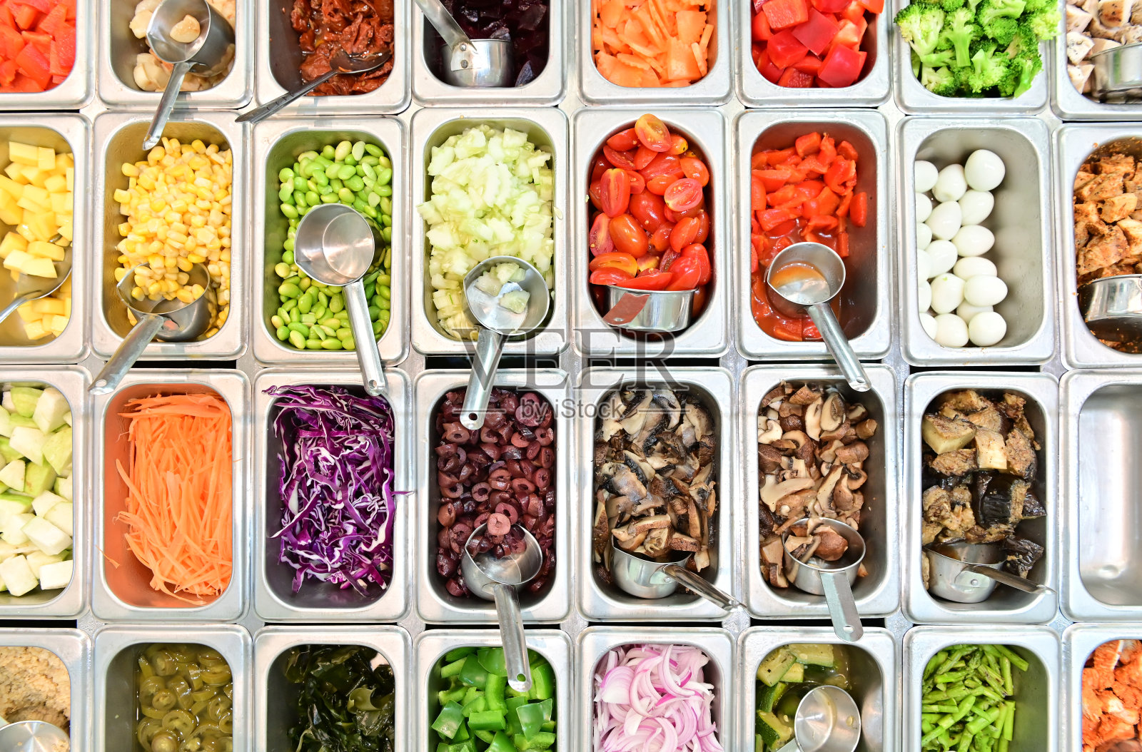 俯视图的沙拉酒吧与各种配料照片摄影图片