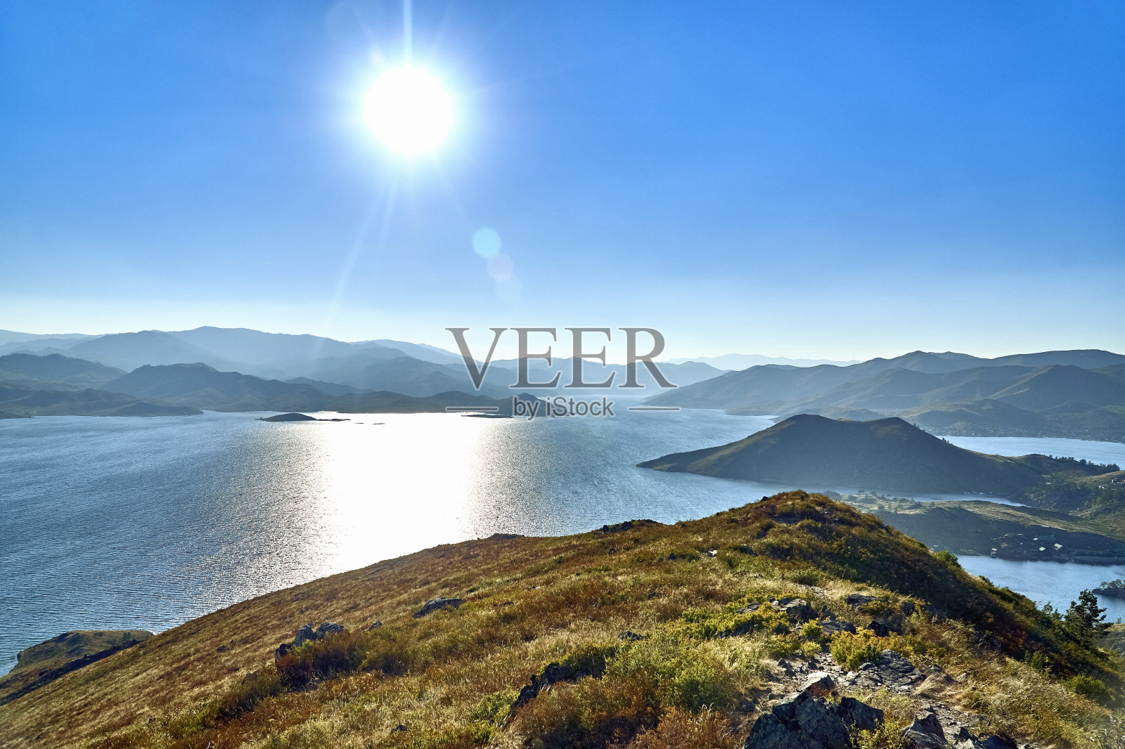 哈萨克斯坦额尔齐斯河上的布赫塔玛水电站大坝形成的布赫塔玛人工水库，日落时美丽的夏季全景鸟瞰图照片摄影图片