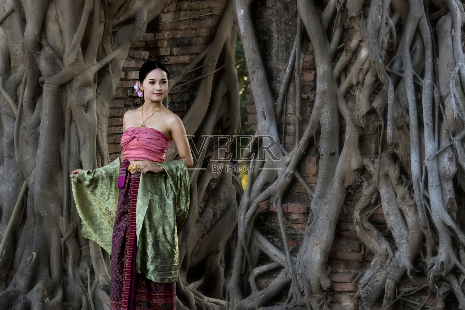 泰国女孩手握莲花在传统泰国服装照片摄影图片