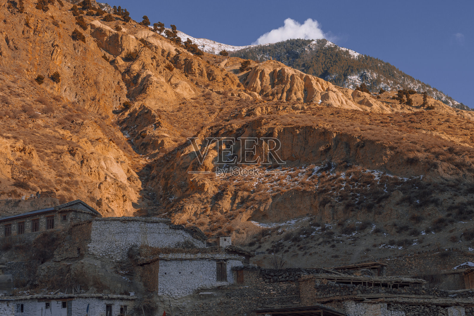 尼泊尔Annapurna环路上Marpha村的村庄和修道院照片摄影图片