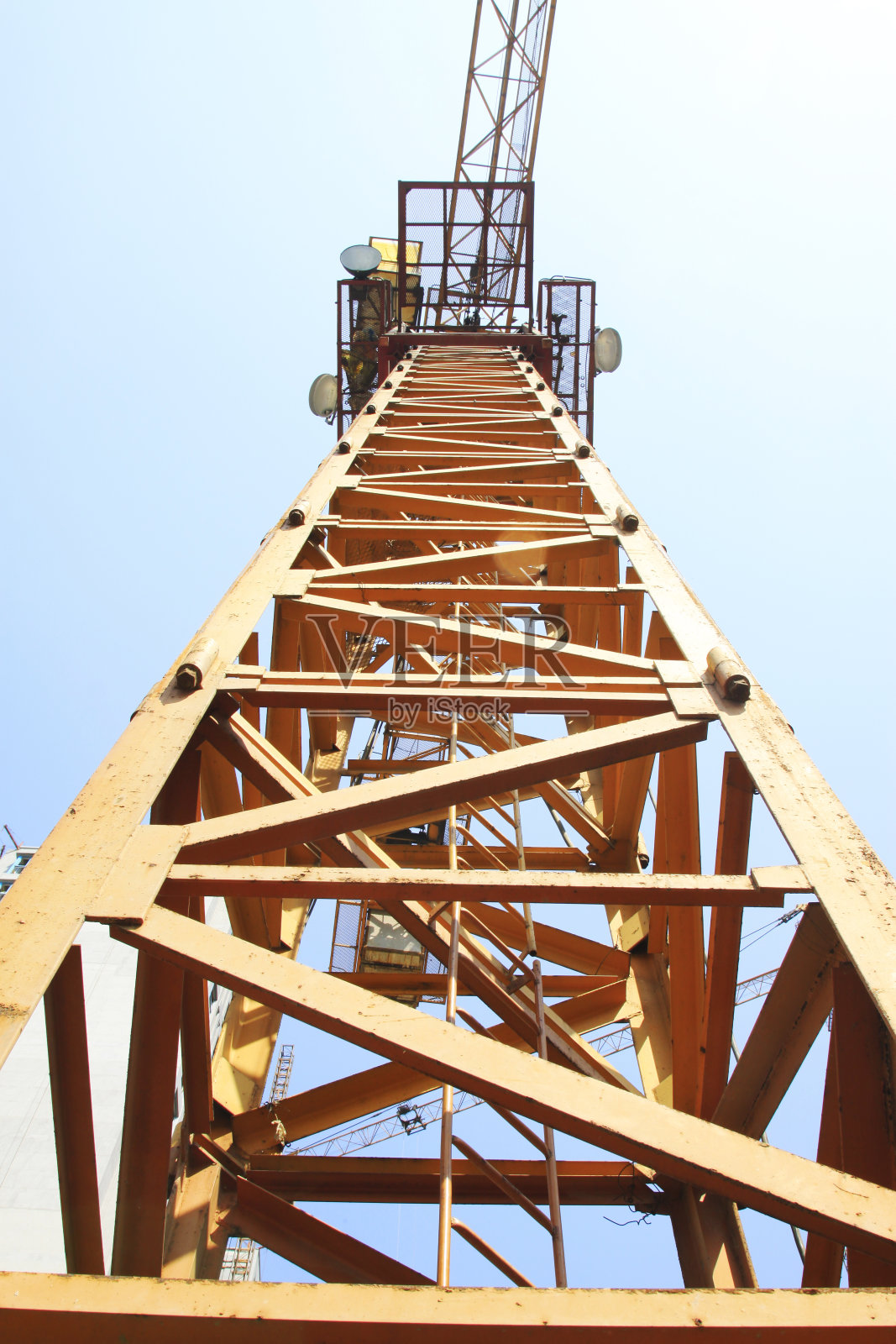 塔式起重机支架向上看，在施工现场照片摄影图片