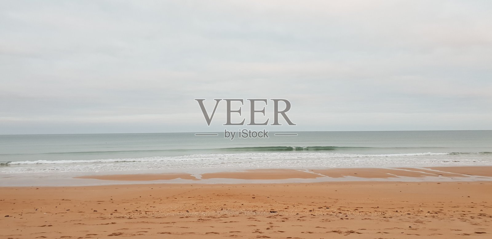 风平浪静的大海和沙滩照片摄影图片