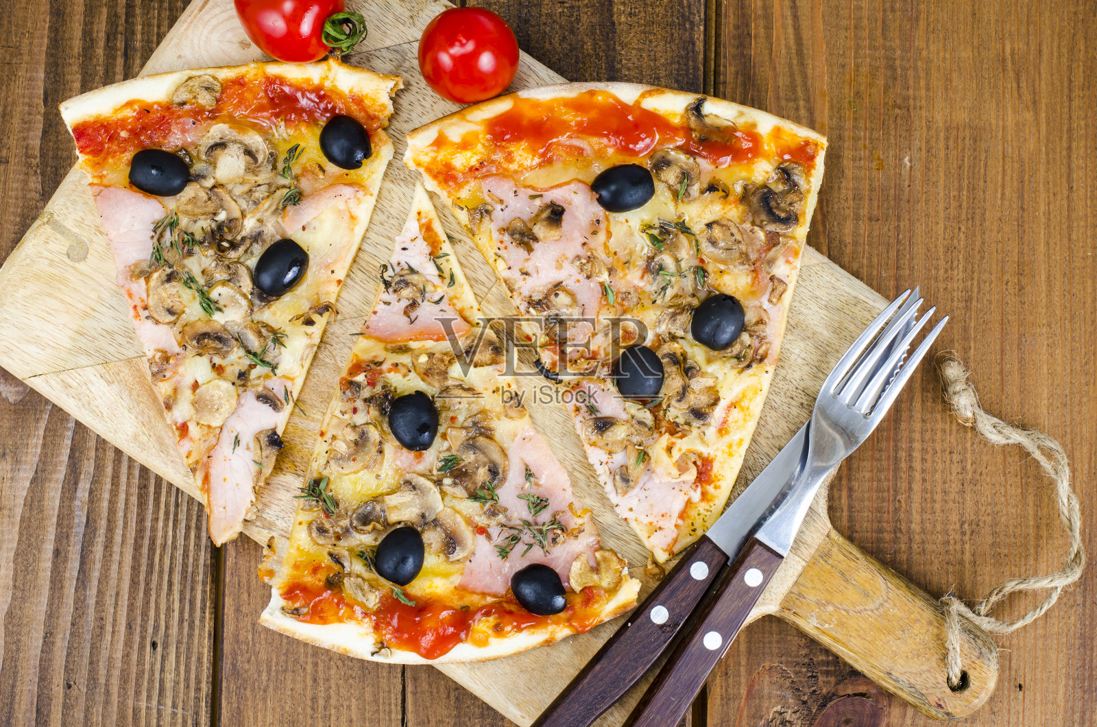 切片披萨配马苏里拉芝士，火腿，蘑菇，橄榄照片摄影图片