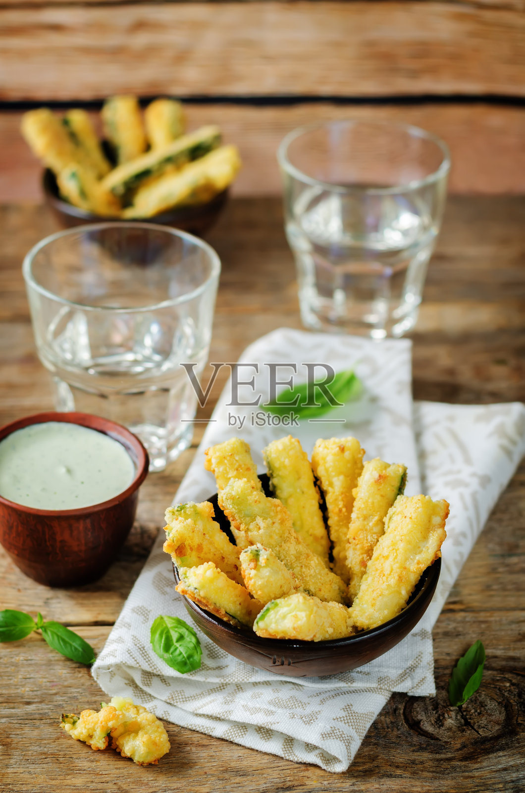 烤西葫芦薯条配香蒜沙司希腊酸奶照片摄影图片