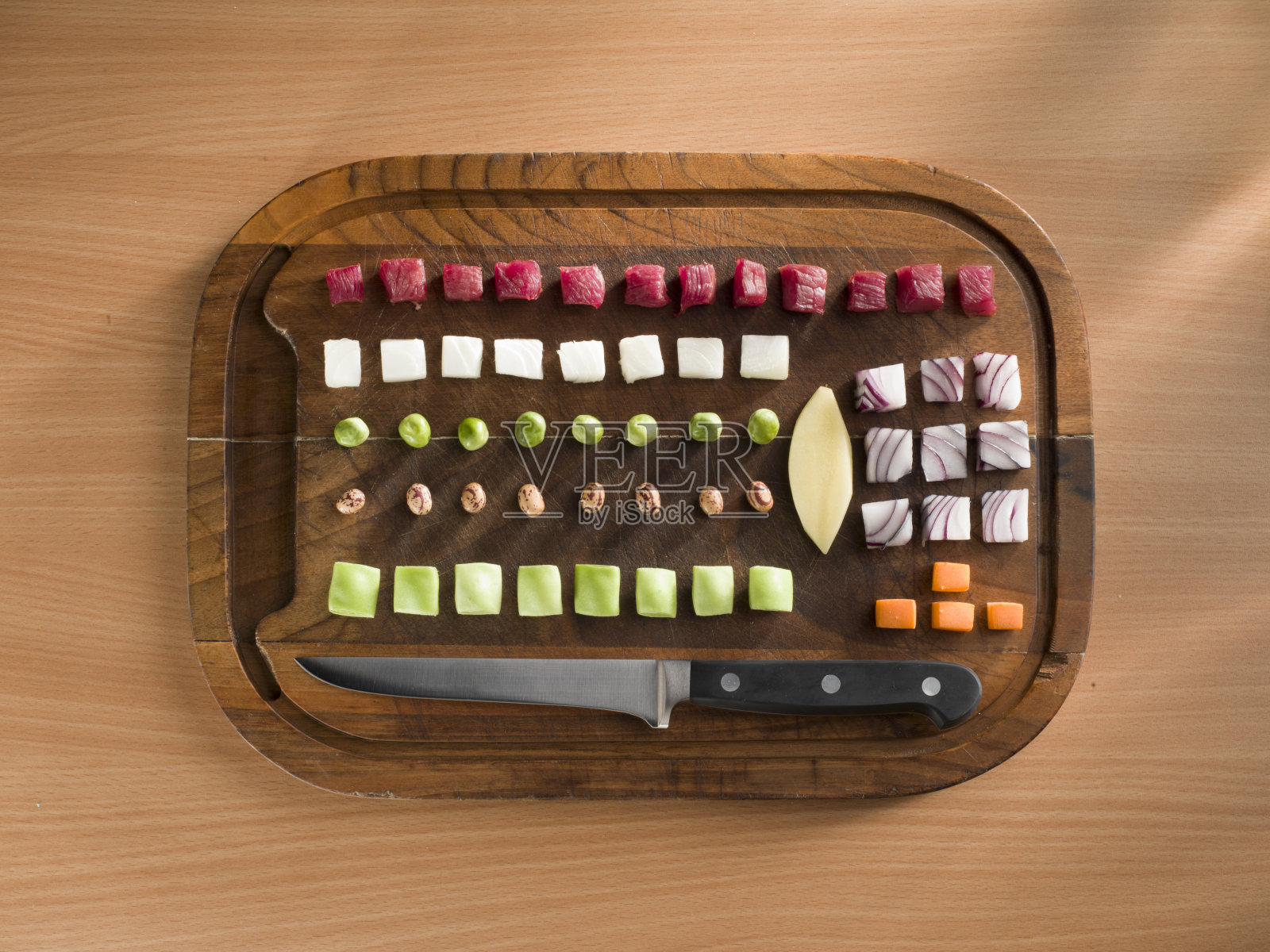 健康的生活方式的概念。木切菜板上的蔬菜电脑照片摄影图片