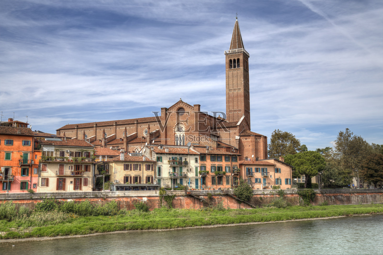 意大利维罗纳阿迪杰河边的维罗纳大教堂照片摄影图片
