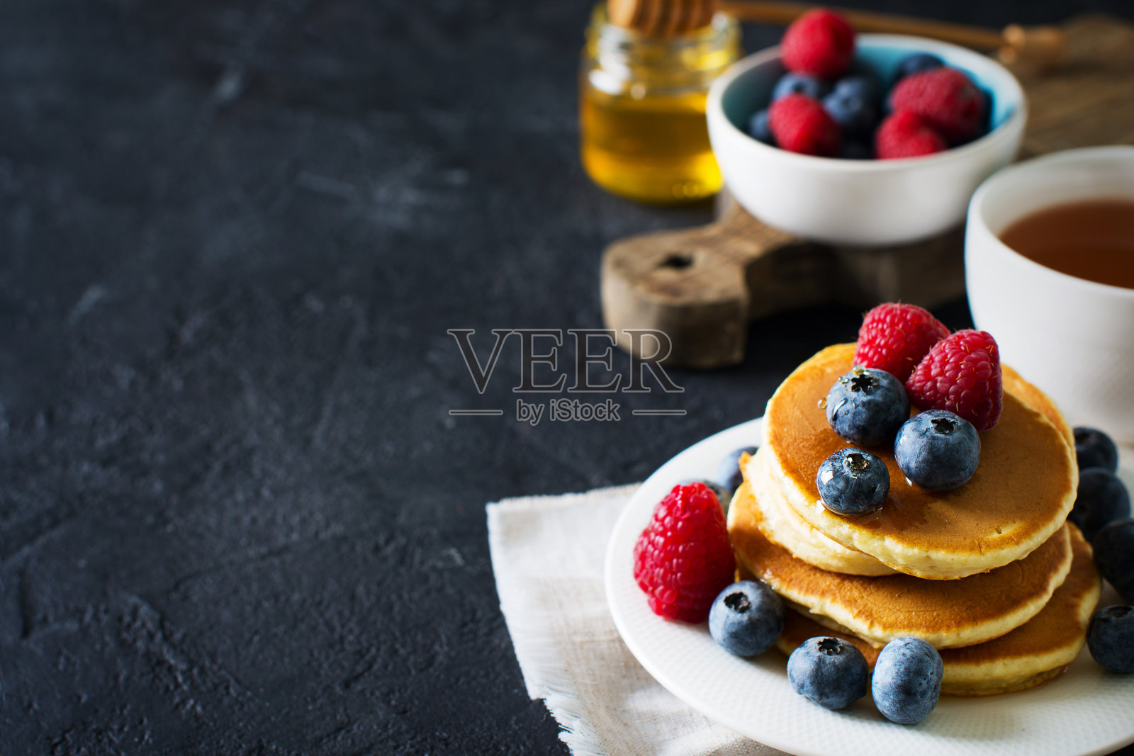 自制的薄煎饼上有黑莓的纹理照片摄影图片