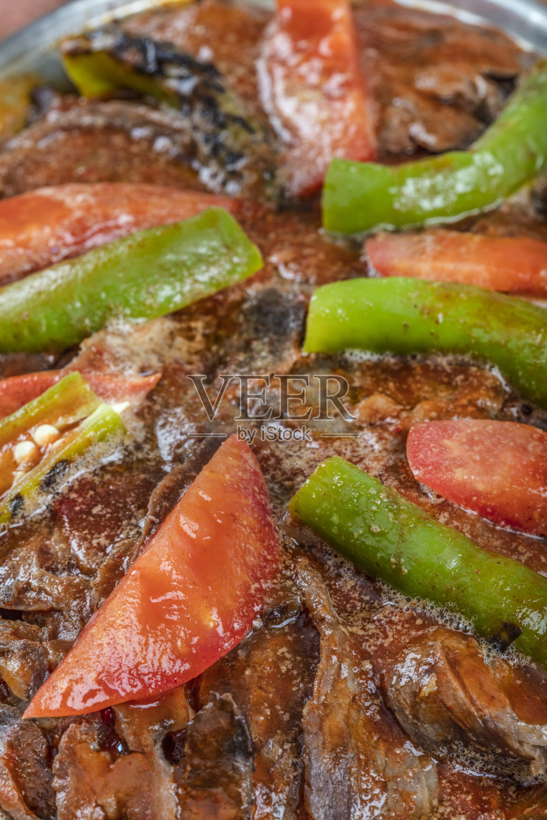 传统的土耳其烤肉串也被称为iskender。烤肉串(烤肉串)。土耳其风格的烤肉食物木制桌子的背景。照片摄影图片