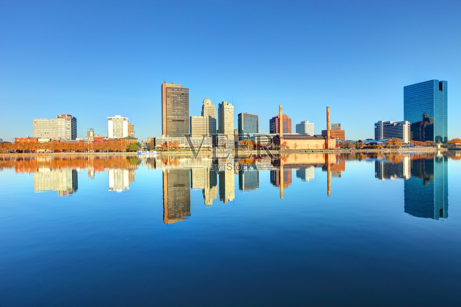 托莱多沿着莫米河的天际线照片摄影图片