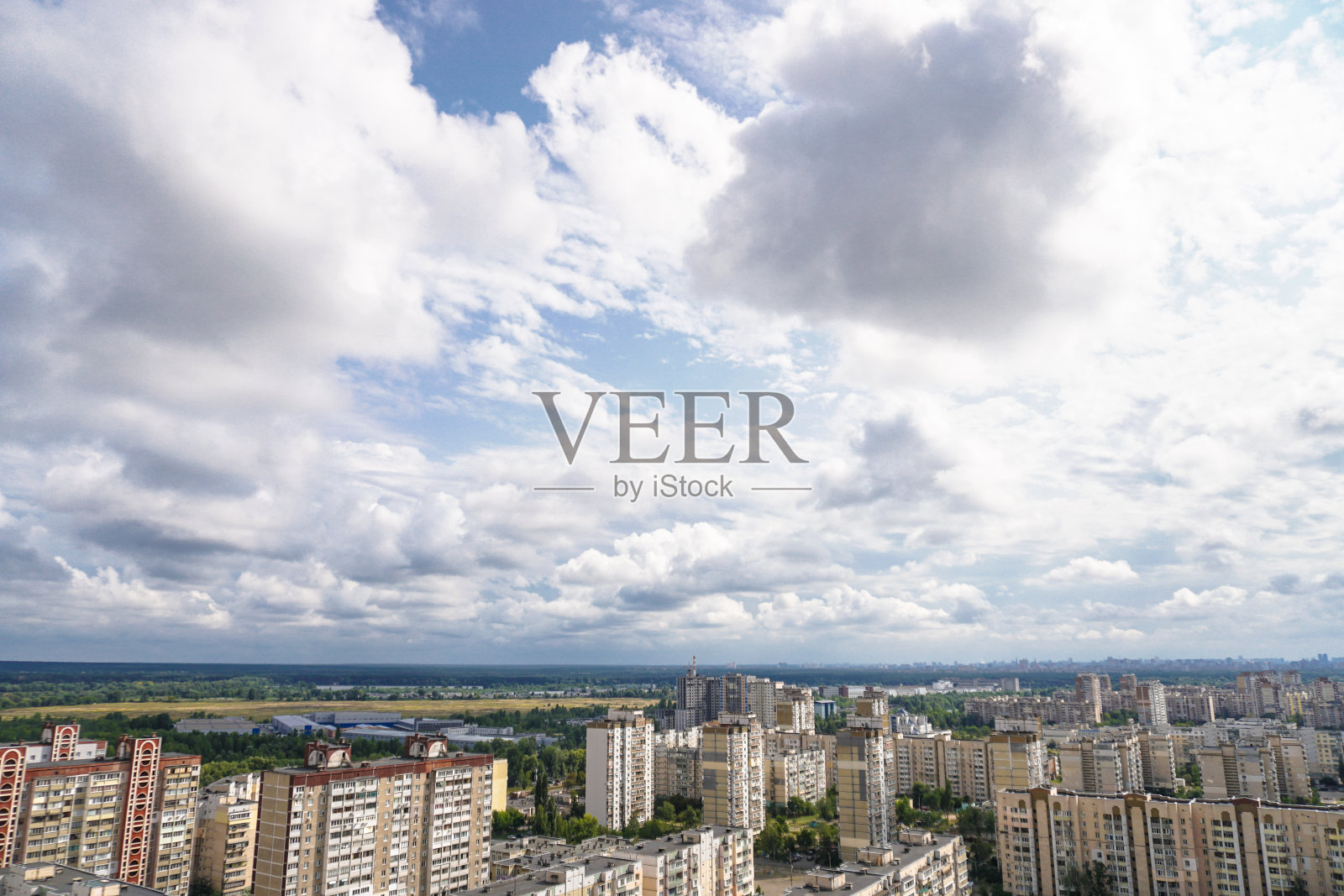 从山顶的城市，一个非常美丽和不寻常的视角。城市景观与美丽的天空。股票的照片照片摄影图片