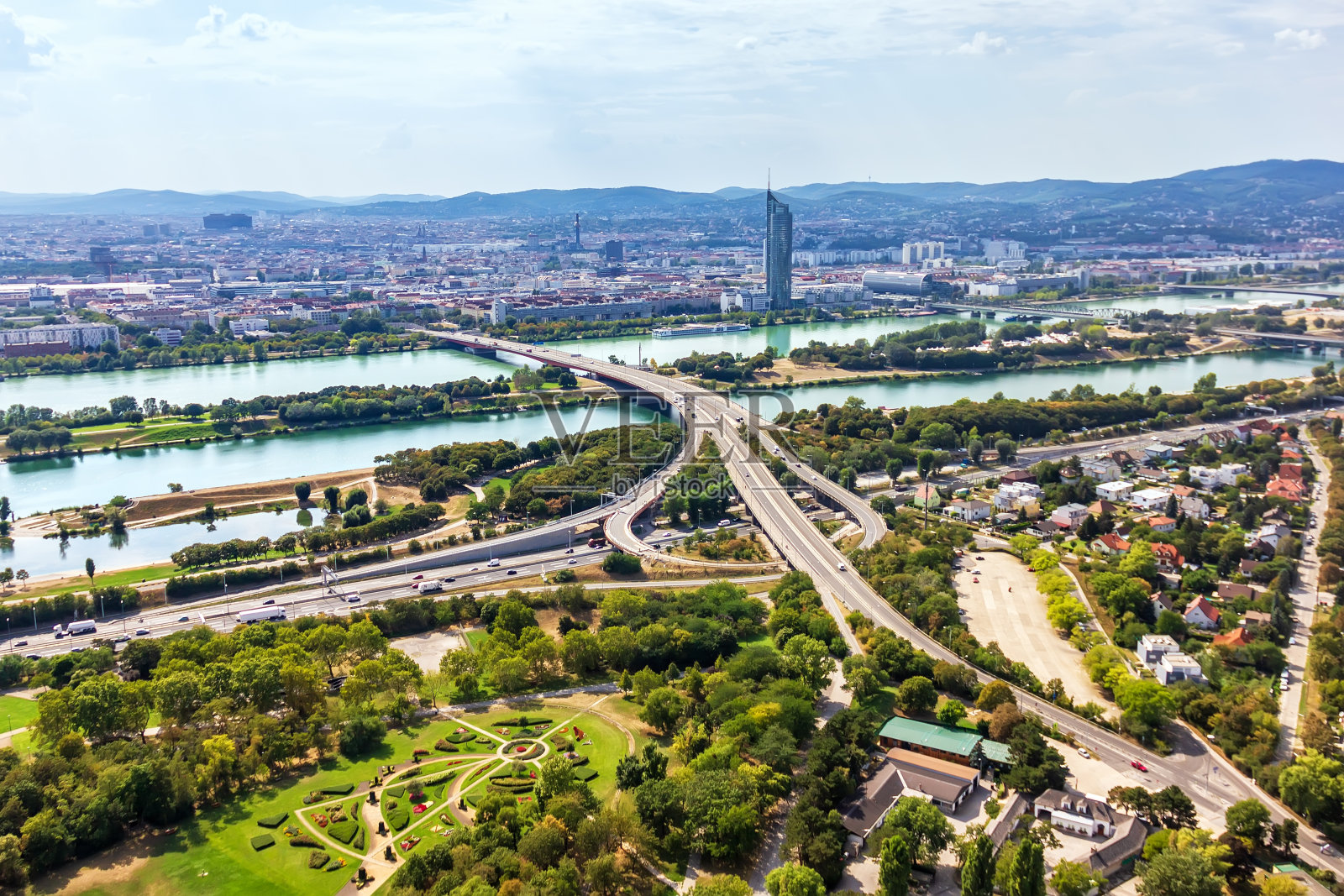 多瑙河上的维也纳公路和桥梁，鸟瞰图照片摄影图片