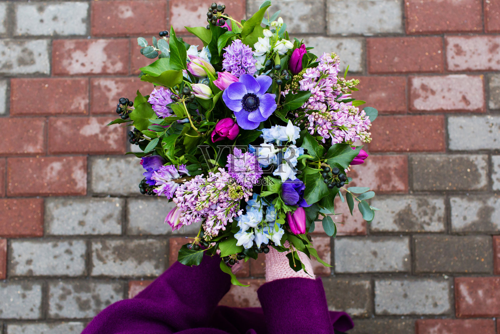 手持一束鲜花的女人照片摄影图片