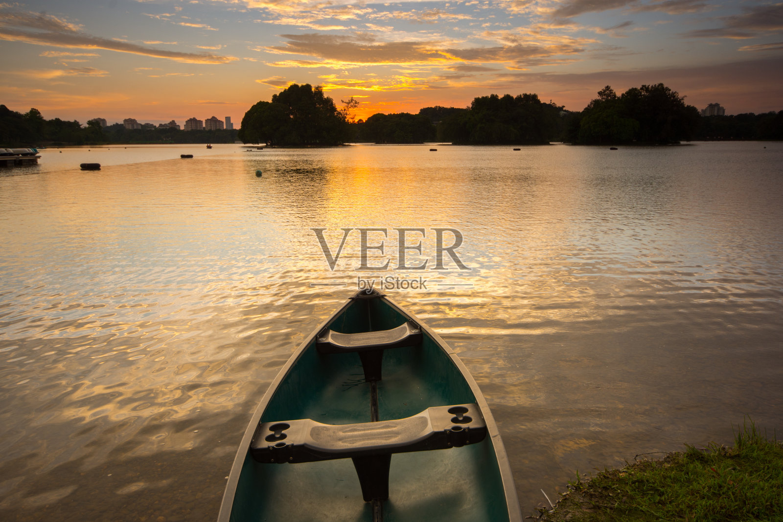 布城湿地湖上的独木舟，壮丽的日落照片摄影图片