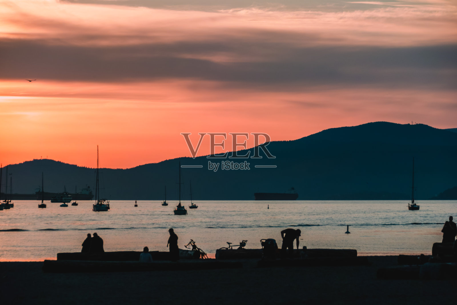 加拿大不列颠哥伦比亚省温哥华日落海滩的日落照片摄影图片