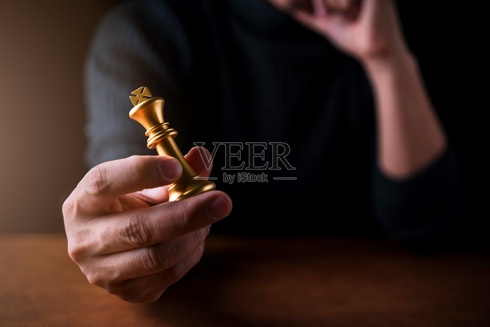 商业决策战略男人手棋与思考行动姿态黑背景照片摄影图片