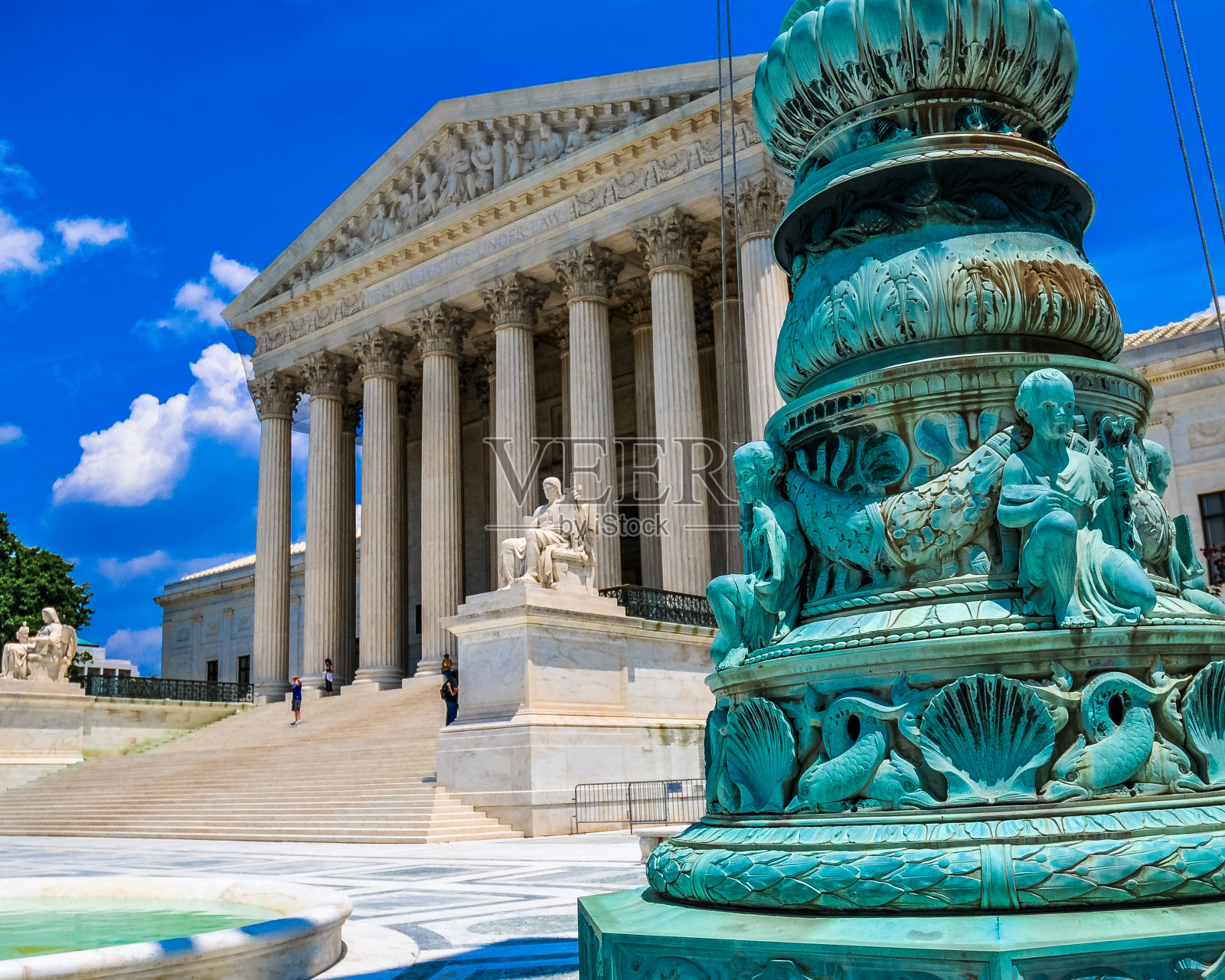 美国最高法院，在华盛顿特区有雕像和圆柱照片摄影图片