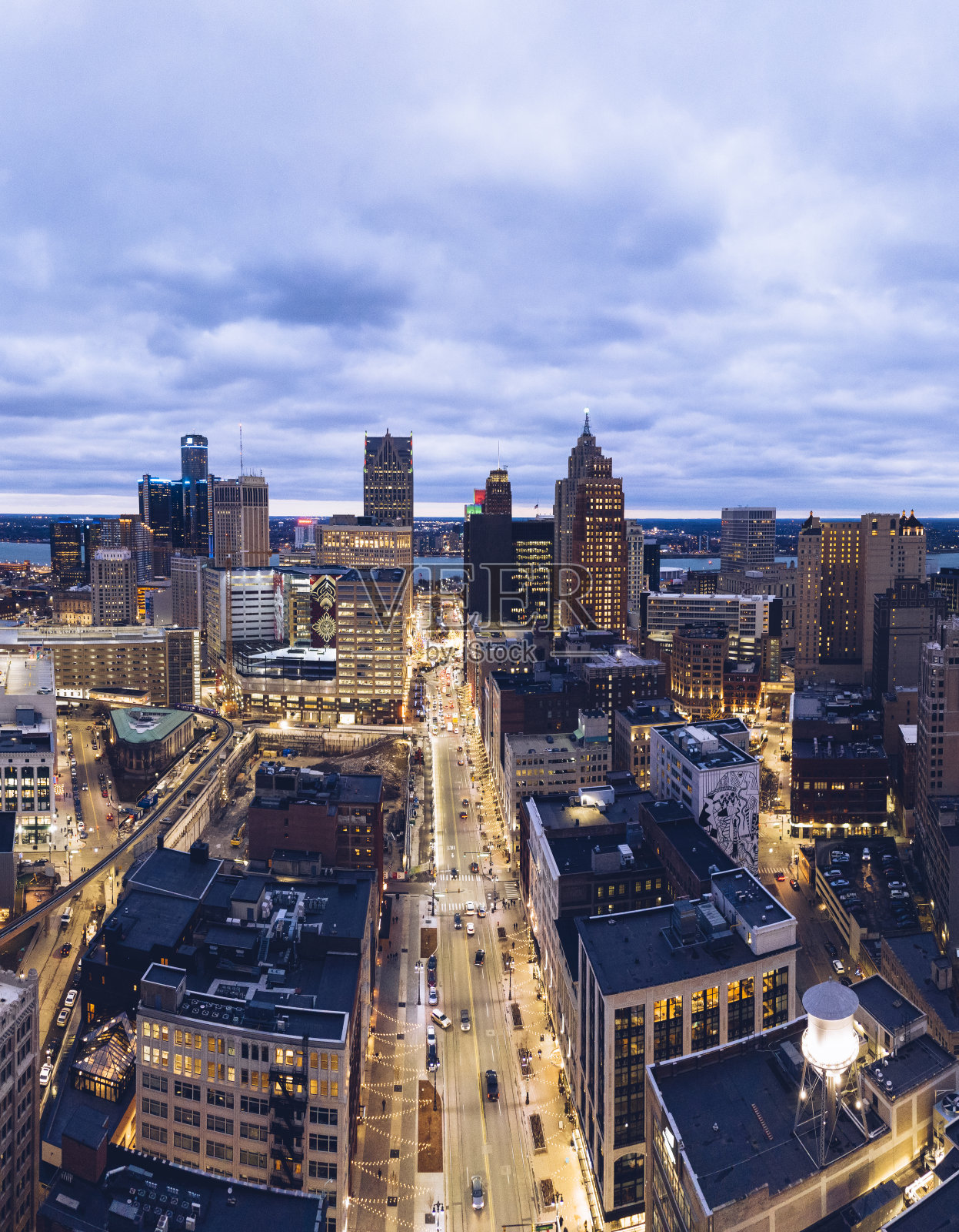 日落时分，密歇根州底特律伍德沃德大街照片摄影图片