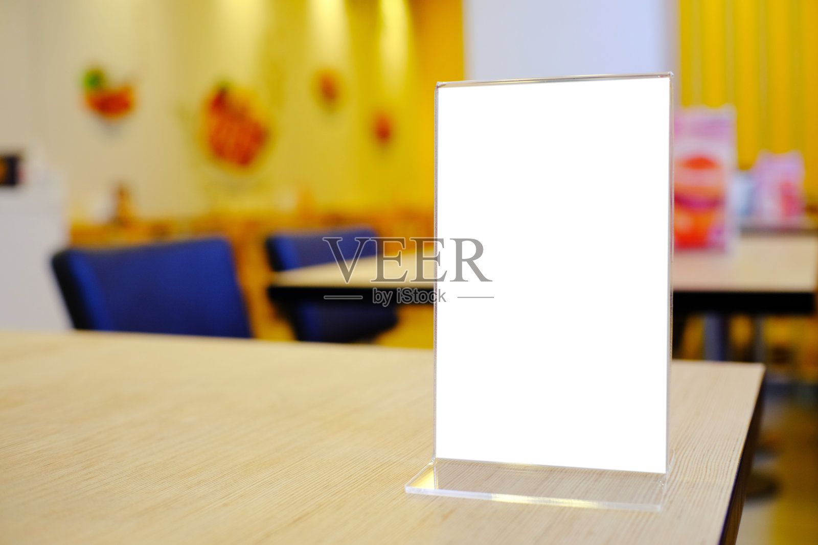 在酒吧餐厅咖啡厅的木桌上放置菜单框。文字营销推广空间。照片摄影图片