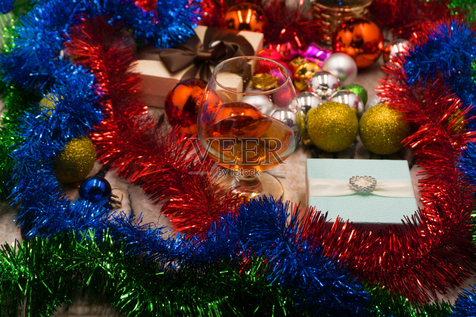 圣诞装饰品:闪亮的新年花环、金箔和圣诞球照片摄影图片