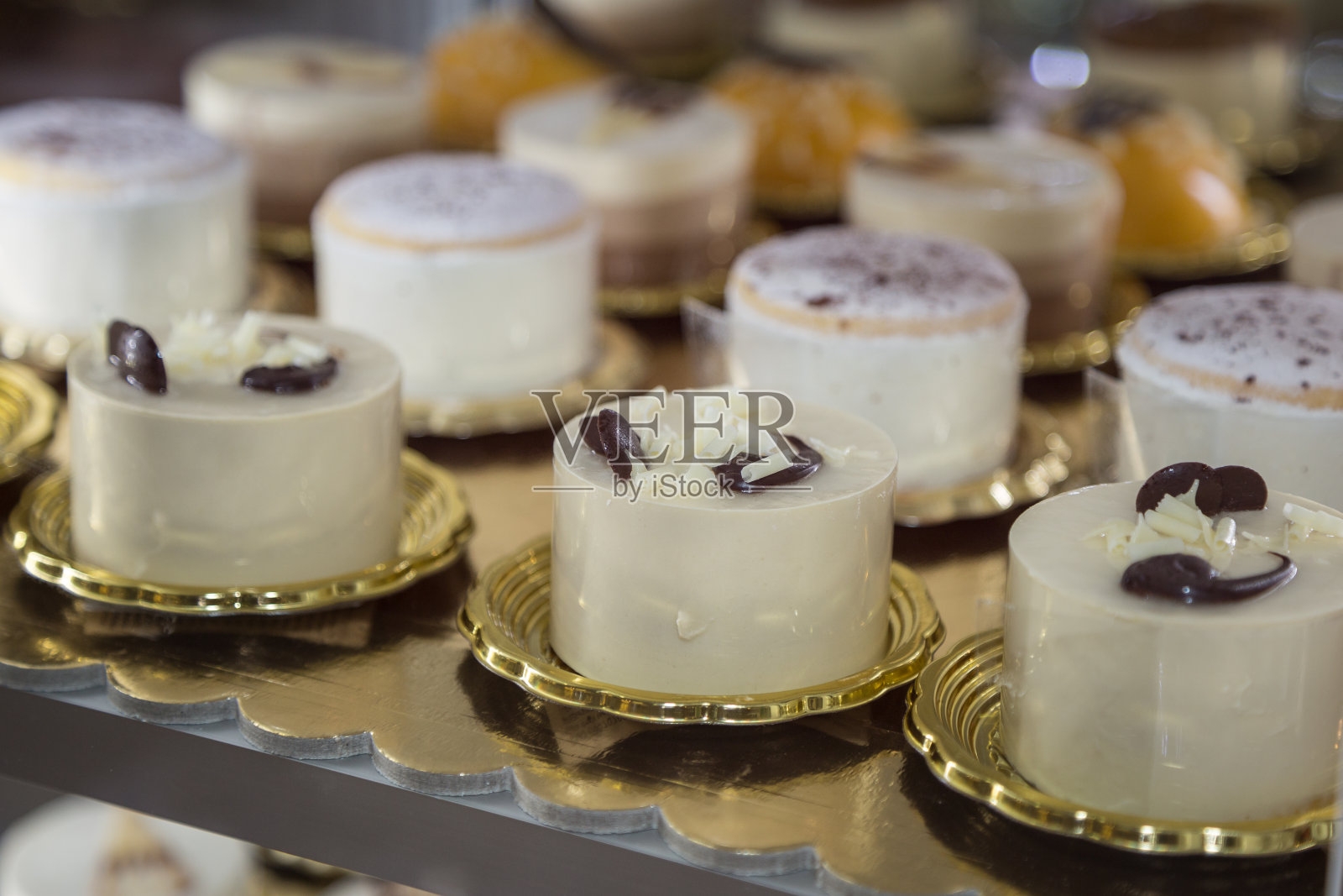 几种甜慕斯和美味布丁照片摄影图片