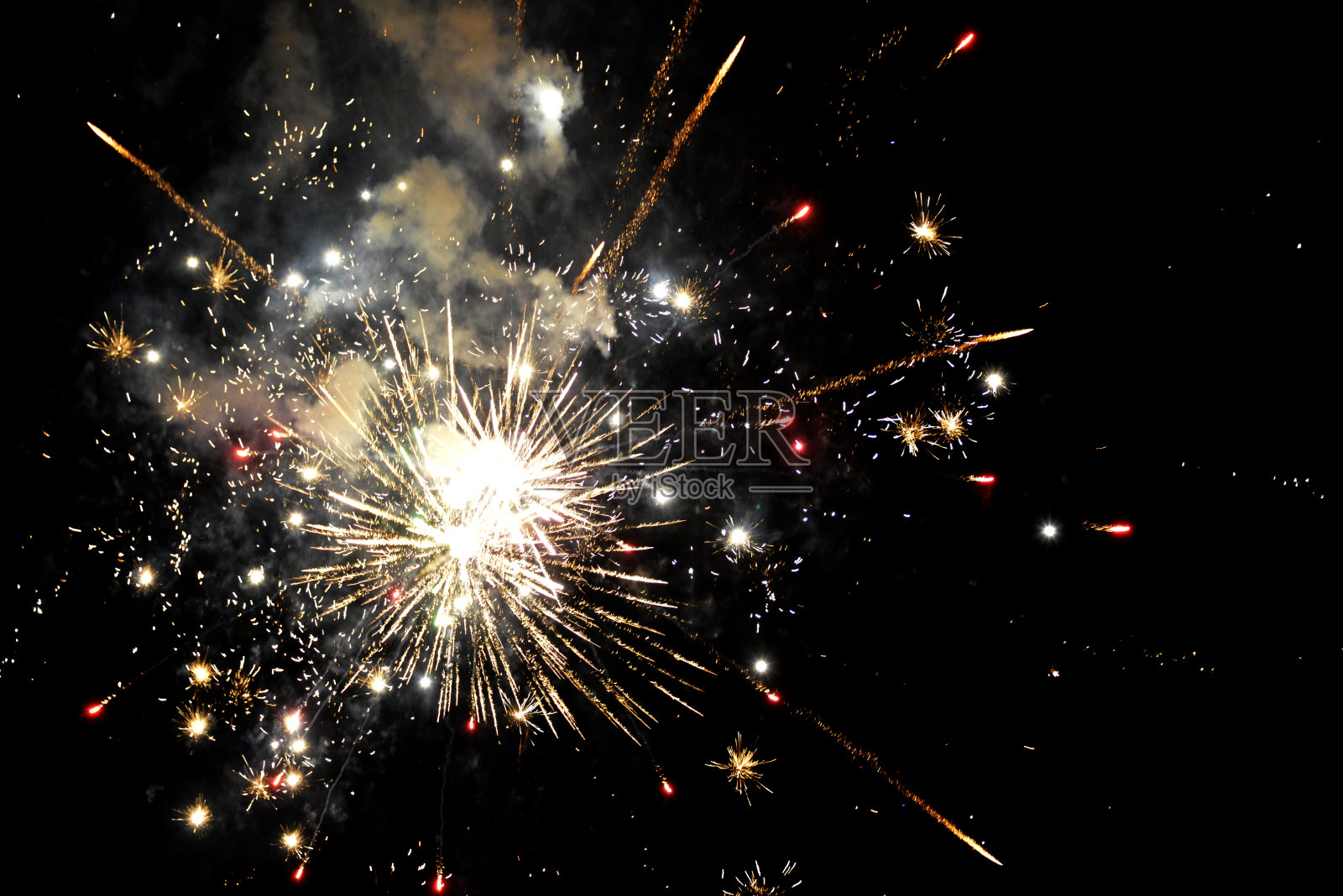 夜空上的烟花照片摄影图片