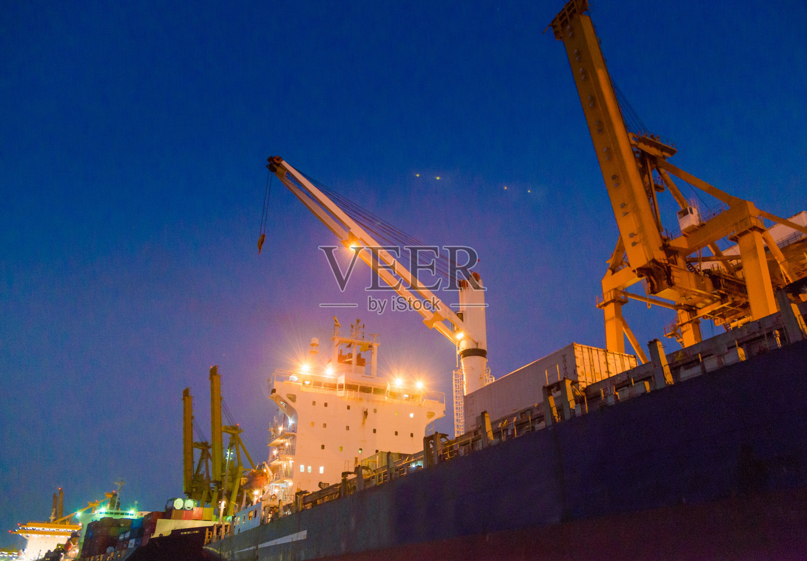 船厂集装箱货轮及货物工作起重机桥的物流运输照片摄影图片