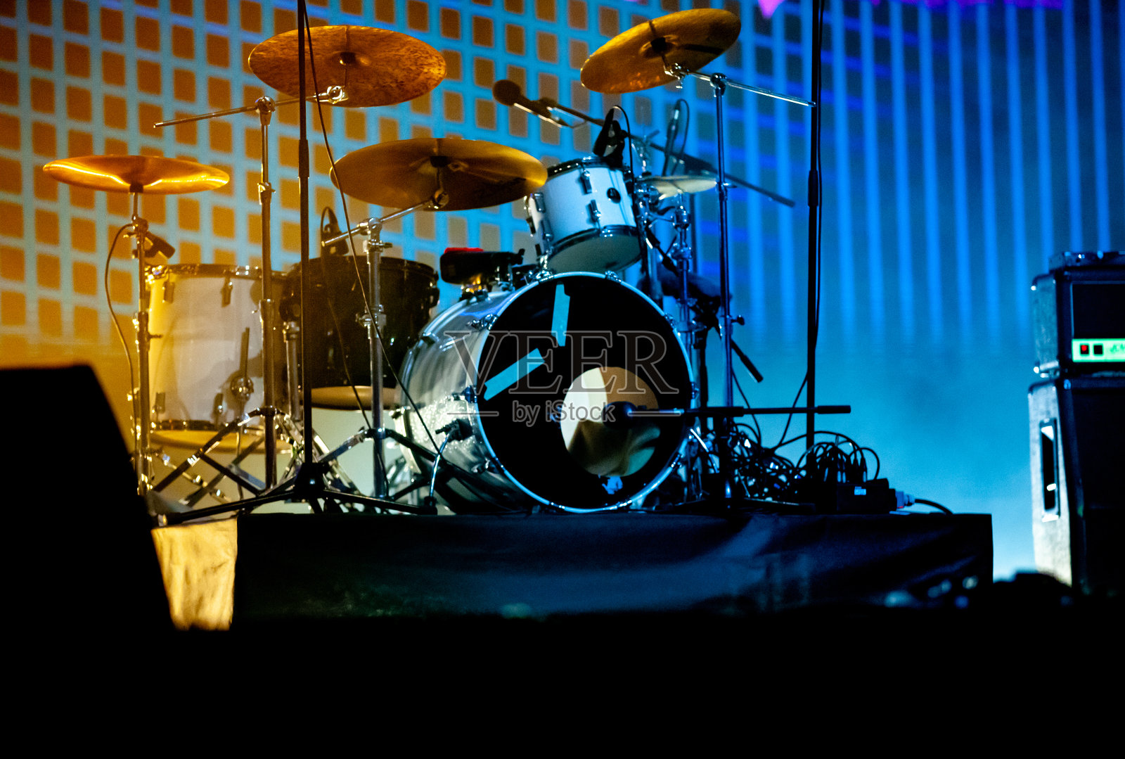 空舞台上的鼓照片摄影图片