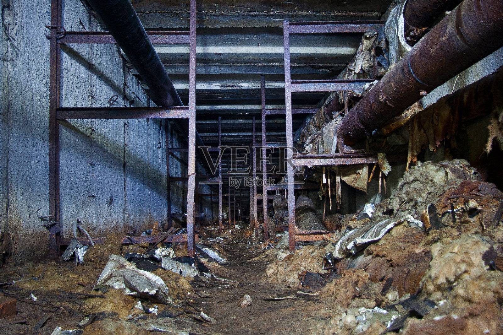 地下采暖管道隧道，无家可归者躲避冬季寒冷的地方照片摄影图片