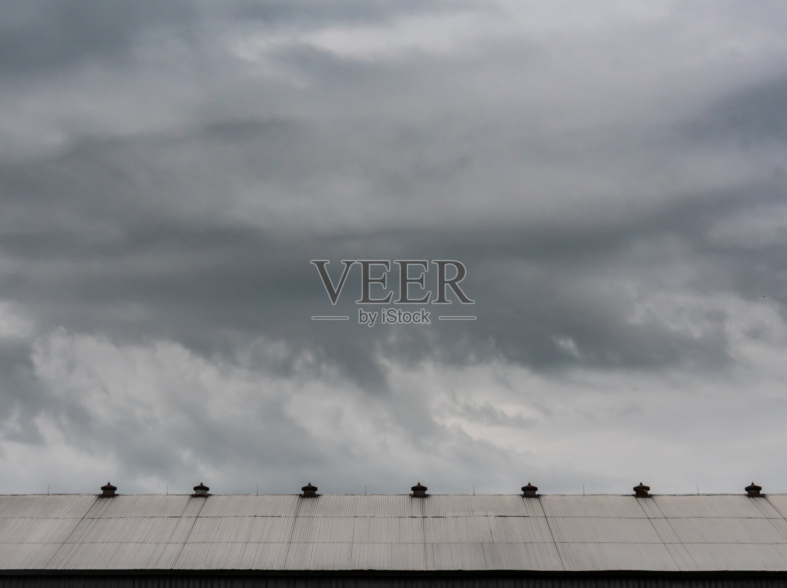 马棚屋顶上的暴风云照片摄影图片