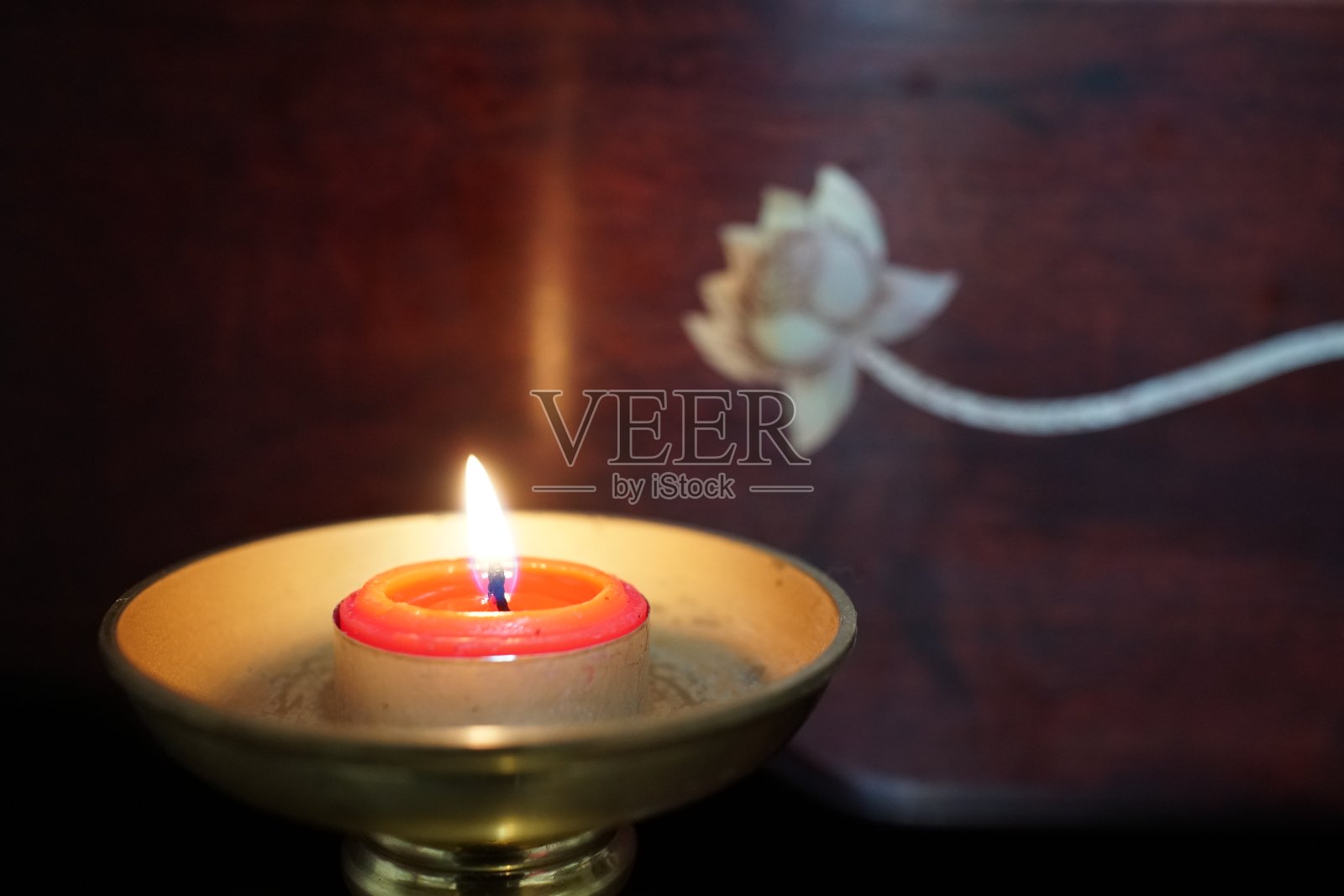 一支带香炉的蜡烛。崇拜上帝或祖先。照片摄影图片