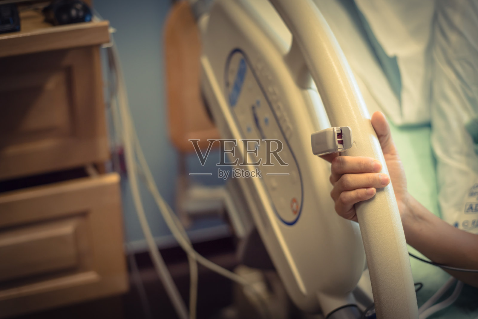 特写亚洲妇女的手与脉搏血氧计的指尖在分娩床上照片摄影图片